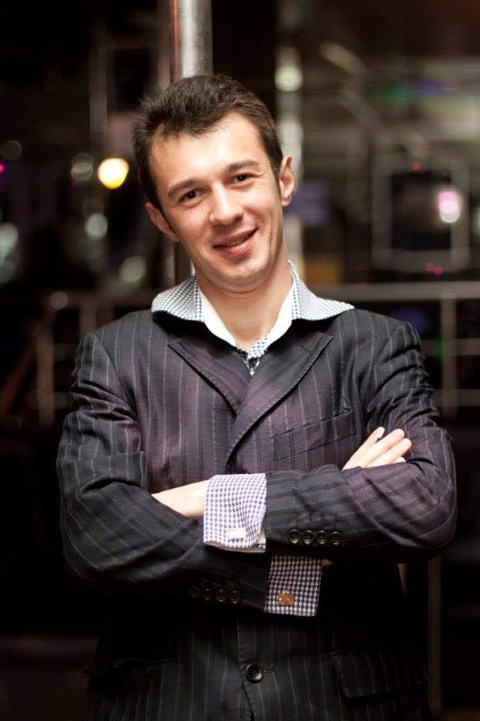 Дмитро Довганчук у піджаку